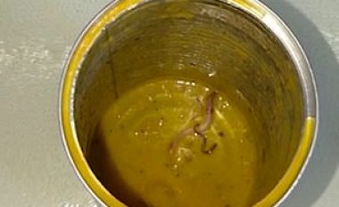 Brenda konservës së supës gjeti edhe krimba të ngordhur (Video)