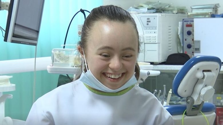 Vajza me sindromin Down, Eloida Alija filloi punën si asistente e stomatologut (Video)