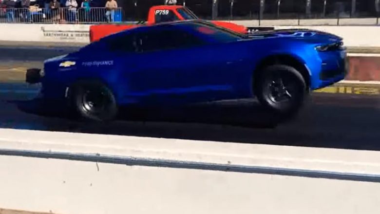 Chevrolet Camaro elektrik lëvizi duke mbajtur lartë të dy rrotat e përparme (Video)