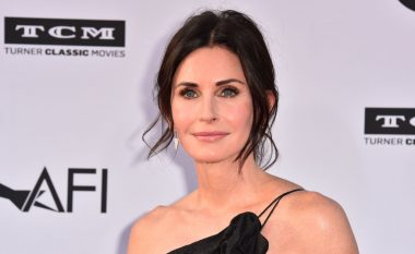 Courtney Cox rrëfen për përvojën e parë intime