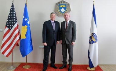 Ambasadori amerikan vizitoi Policinë e Kosovës, ofron mbështetje për fuqizimin e ligjit