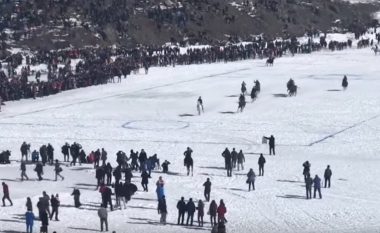 Del nga kontrolli gara me kuaj në liqenin e ngrirë, njëri prej kalorësve përfundoi në publik (Video)