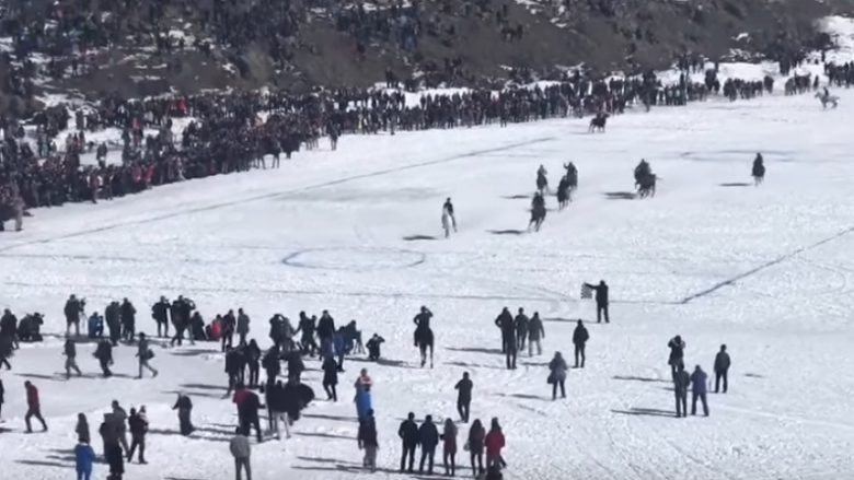 Del nga kontrolli gara me kuaj në liqenin e ngrirë, njëri prej kalorësve përfundoi në publik (Video)