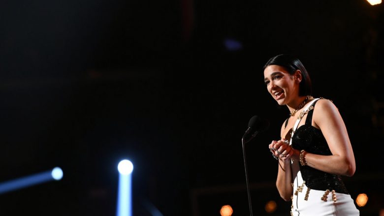 Dua Lipa pas fitimit të dy çmimeve “Grammy”: Jam mirënjohëse ndaj të gjithëve
