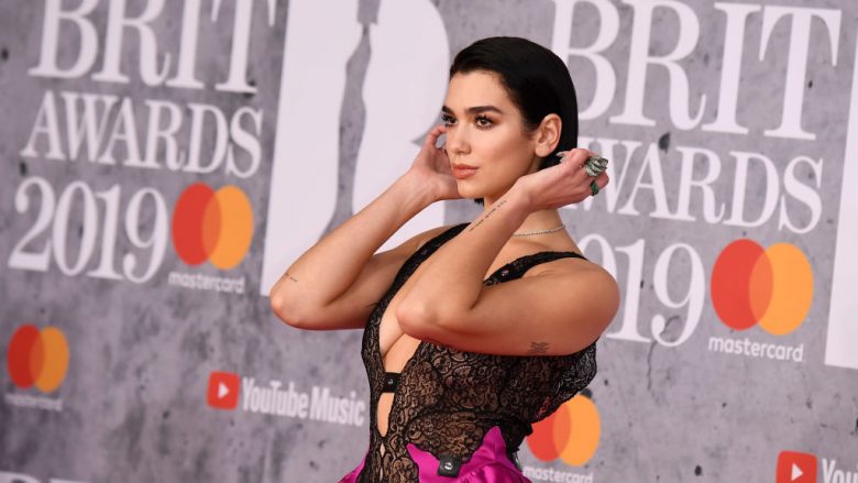 Dua duket sensacionale në ‘Brit Awards 2019’, e veshur me fustan të hapur në pjesën e dekoltesë
