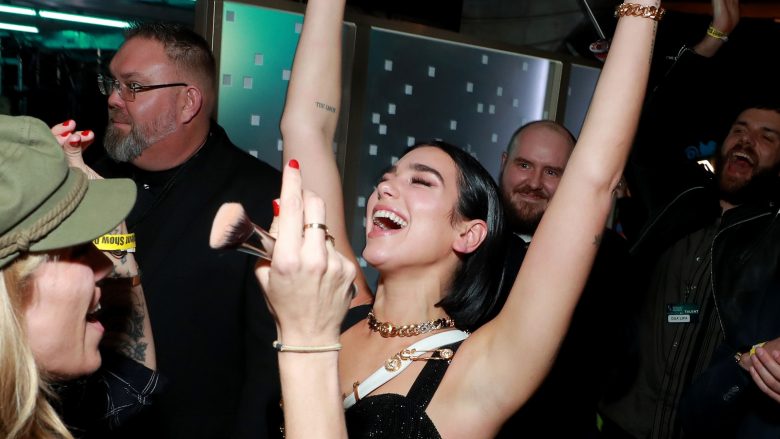 The Sun: Vetëm një vit më parë jetonte në një banesë modeste me qira – Dua Lipa sot dominon në muzikën botërore