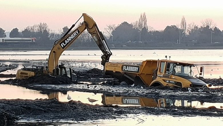 Ekskavatori u bllokua në baltë, derisa përpiqej ta nxirrte kamion e ngecur (Foto)