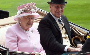 Princi Philip dorëzon patentë shoferin në moshën 97-vjeç
