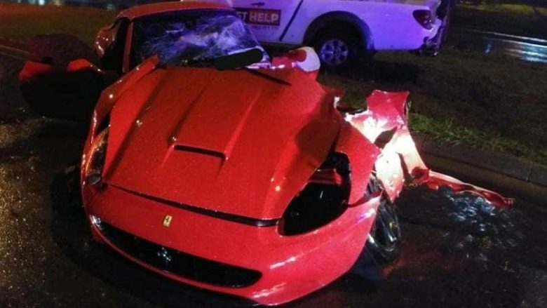 Ferrari California u nda në gjysmë gjatë përplasjes (Foto)