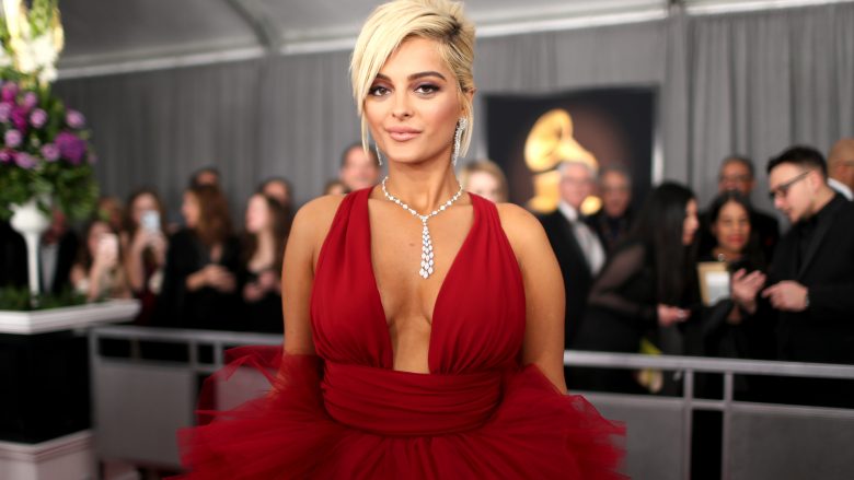 Bebe Rexha arrin me plot elegancë në tapetin e kuq të “Grammy Awards”, duket mahnitëse me fustanin e kuq