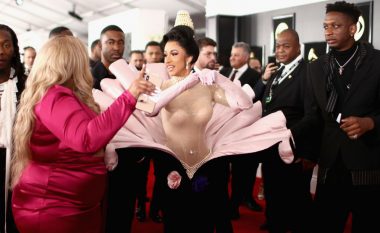 Cardi B si ‘perlë’ në “Grammy Awards”, u deshën pesë veta ta ndihmojnë me fustanin gjatë parakalimit në tapetin e kuq