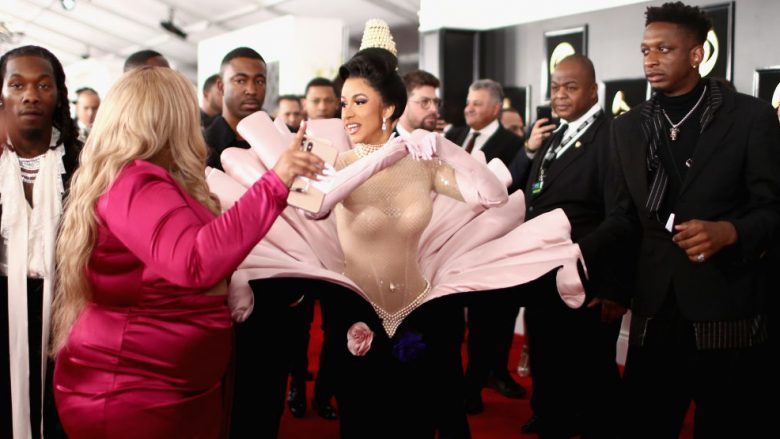 Cardi B si ‘perlë’ në “Grammy Awards”, u deshën pesë veta ta ndihmojnë me fustanin gjatë parakalimit në tapetin e kuq