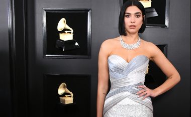 Dua Lipa përplot shkëlqim në tapetin e kuq të “Grammy Awards”, gëzon trofeun më të madh në karrierë