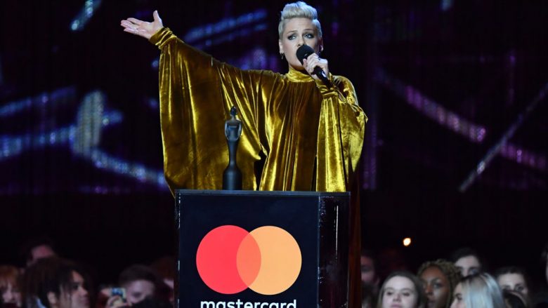Pink nderohet me çmimin për ‘arritje jetësore’ në “Brit Awards”