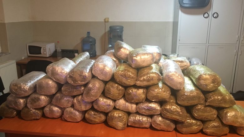 Policia jep detajet e operacionit në Ferizaj, ku u konfiskuan mbi 200 kg drogë (Foto)