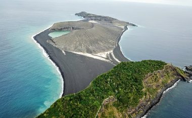 Ishulli që u shfaq para katër vitesh në Oqeanin Paqësor, duket se do të qëndrojë përgjithmonë (Foto)