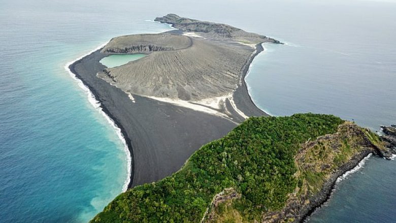 Ishulli që u shfaq para katër vitesh në Oqeanin Paqësor, duket se do të qëndrojë përgjithmonë (Foto)