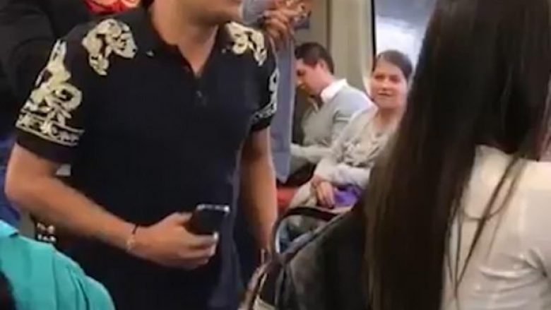 Këngëtari kolumbian u turpërua keq, derisa i këndonte ish të dashurës në autobus (Video)