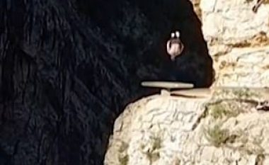Kërcen dhe rrotullohet në ajër, në cepin e shkëmbit të lartë 40 metra (Video)