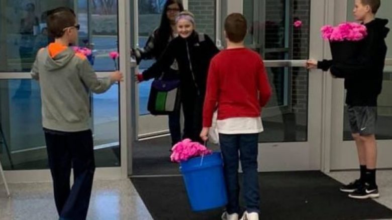 Tre djem befasuan vajzat e shkollës, blenë lule për secilën prej tyre – për Shën Valentin (Foto)
