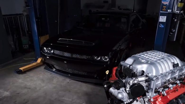 Kompletimi i detajuar i motorit të Dodge Challenger (Video)