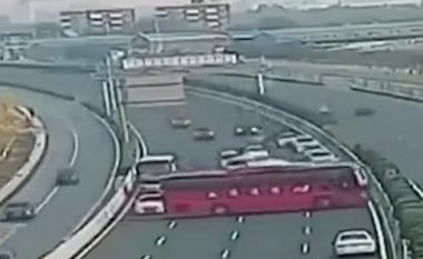 Kuptoi se hyri në drejtimin e gabuar, ktheu autobusin në mesin e autostradës me shumë trafik (Video)