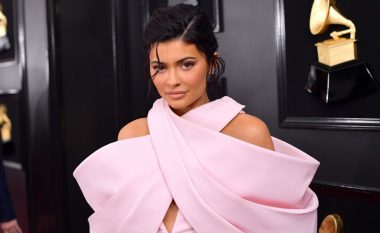 Kylie Jenner me veshje katastrofale në “Grammy Awards”