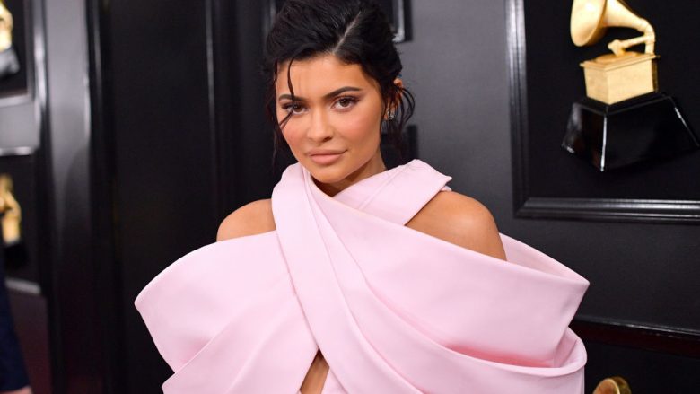 Kylie Jenner me veshje katastrofale në “Grammy Awards”