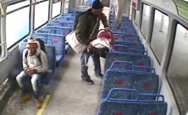 La të birin brenda dhe doli të ndizte cigare, shikoi nga platforma kur treni u nis papritmas (Video)