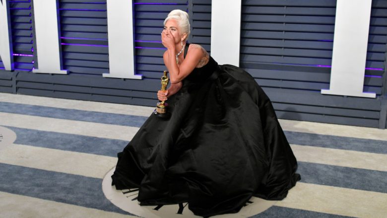 Ajo u shfaq me aksesorin më të shtrenjtë në histori: Lady Gaga me gjerdan 30 milionë dollarësh në qilimin e kuq të Oscarit