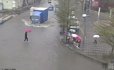 Mësuesja kineze i barti të gjithë nxënësit një nga një, në anën tjetër të rrugës së vërshuar nga uji (Video)