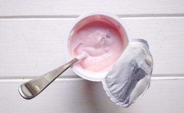 Ngatërroi paketimin e ngjyrës së mureve me jogurt, nuk pendohet që e piu gjysmën (Foto)