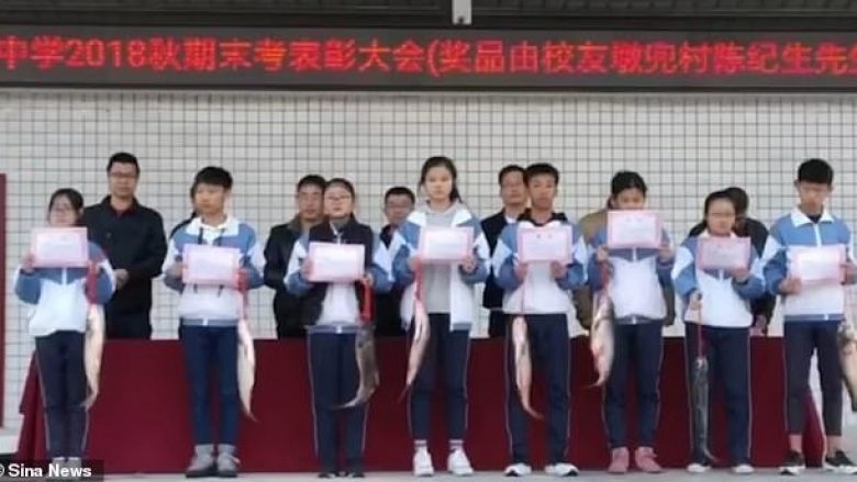 Nxënësit e një shkolle në Kinë u shpërblyen me nga një peshk, për arritjet maksimale në provime (Video)