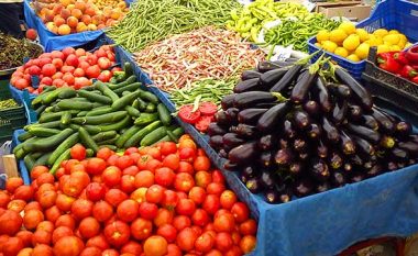 Inspektorati i Tregut në Maqedoni kontrollon çmimet e ngrira të perimeve dhe frutave, sot dy shkelje
