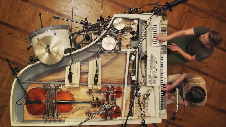 Pianoja e vjetër brenda së cilës janë instaluar edhe 20 instrumente tjera (Video)