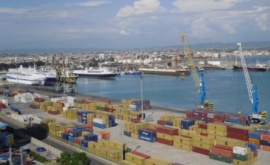 Erë e fortë dhe reshje në gjirin e Durrësit, bëhet thirrje për sigurimin e mjeteve lundruese