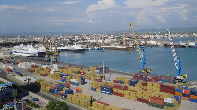 Erë e fortë dhe reshje në gjirin e Durrësit, bëhet thirrje për sigurimin e mjeteve lundruese