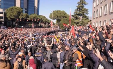 Protesta e opozitës përpara Kuvendit të Shqipërisë (Video)