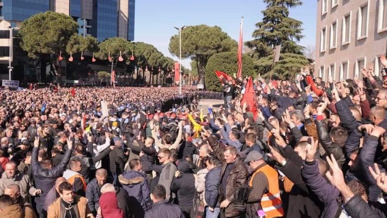 Protesta e opozitës përpara Kuvendit të Shqipërisë (Video)