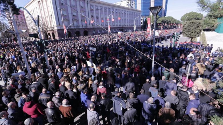 Opozita proteston sot para Kuvendit të Shqipërisë,  Policia me masa të shumta