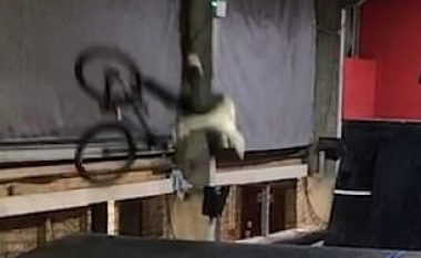 Qëlloi tavanin me dorë, çiklisti humbi kontrollin dhe u përplas për platforme (Video)