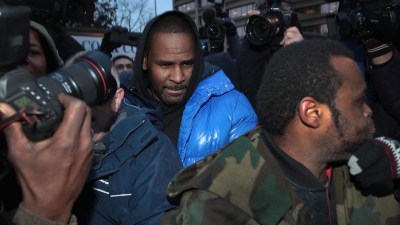 R Kelly lirohet nga burgu pasi pagoi 10 për qind të garancisë së kërkuar nga gjykata