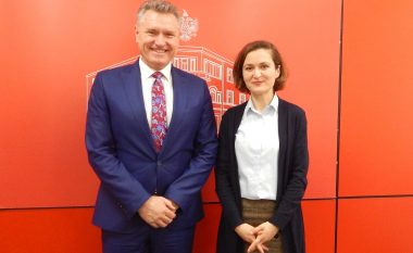 Koordinatori Hoti takohet me Ministren e Arsimit të Shqipërisë, Besa Shahini