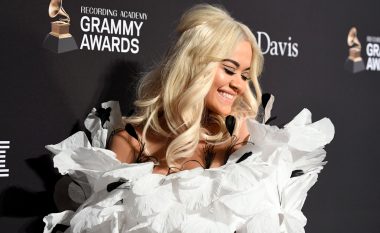 Rita Ora shton edhe një tatuazh tjetër në trupin e saj, nga tani e tutje këngëtarja bart me vete fjalën “Fuqi”