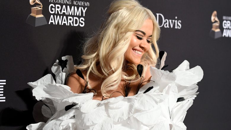 Rita Ora shton edhe një tatuazh tjetër në trupin e saj, nga tani e tutje këngëtarja bart me vete fjalën “Fuqi”