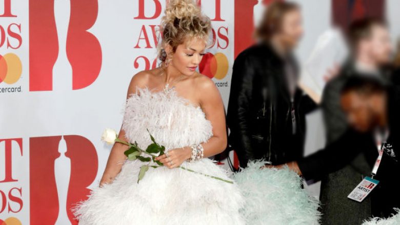 Rita mungon në ceremoninë e ‘Brit Awards’, u uron fat të gjithëve me imazhe nga viti i kaluar