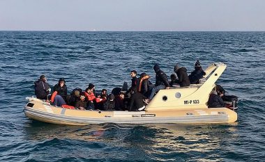 Rojat bregdetare britanike shpëtuan mbi 30 refugjatë, të humbur në det me një barkë gome (Foto)