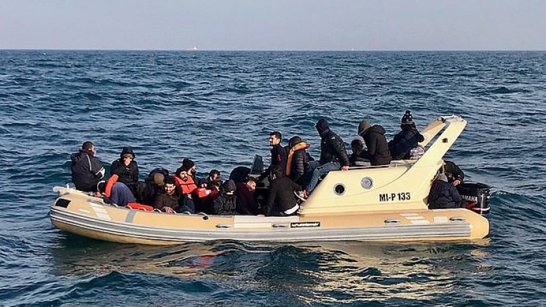 Rojat bregdetare britanike shpëtuan mbi 30 refugjatë, të humbur në det me një barkë gome (Foto)