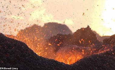 Rrezikoi jetën pranë kraterit të vullkanit, të shihte nga afër shkëndijat e lavës përvëluese (Video)