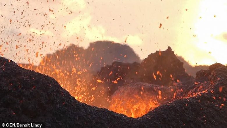 Rrezikoi jetën pranë kraterit të vullkanit, të shihte nga afër shkëndijat e lavës përvëluese (Video)